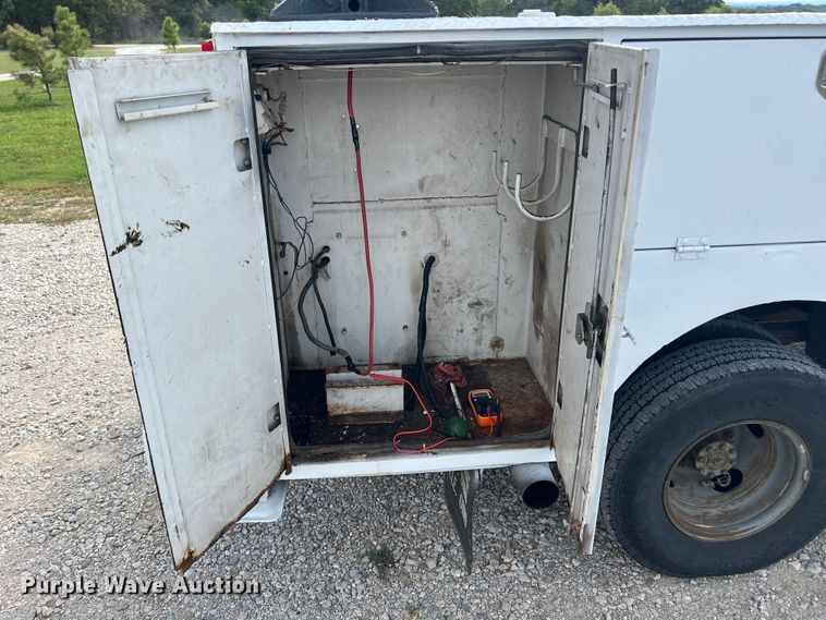 image for item IA9199 1995 Ford F450 Super Duty  utility / service truck