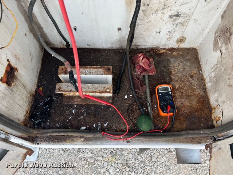 image for item IA9199 1995 Ford F450 Super Duty  utility / service truck