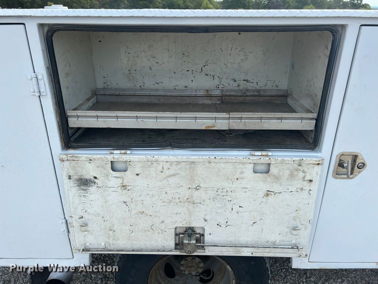 image for item IA9199 1995 Ford F450 Super Duty  utility / service truck