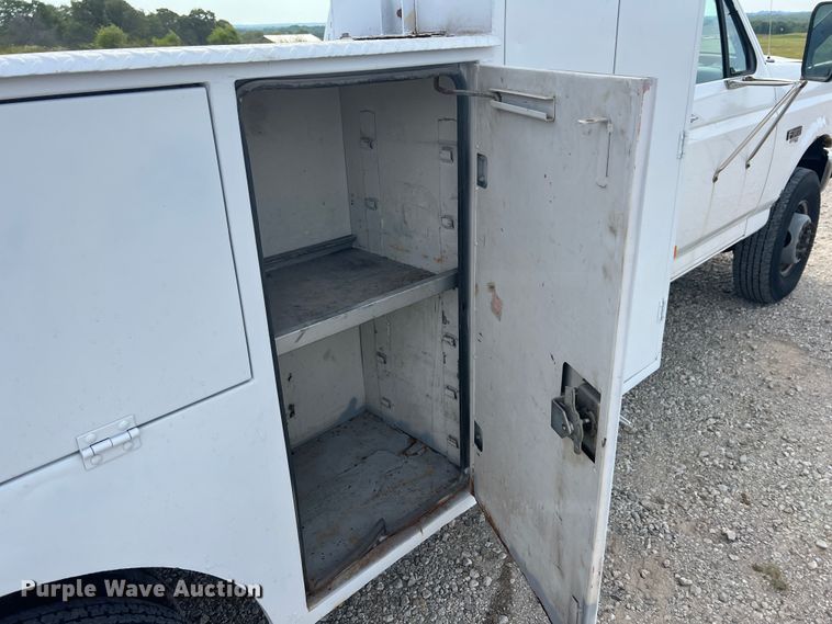 image for item IA9199 1995 Ford F450 Super Duty  utility / service truck