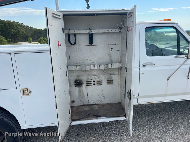 image for item IA9199 1995 Ford F450 Super Duty  utility / service truck