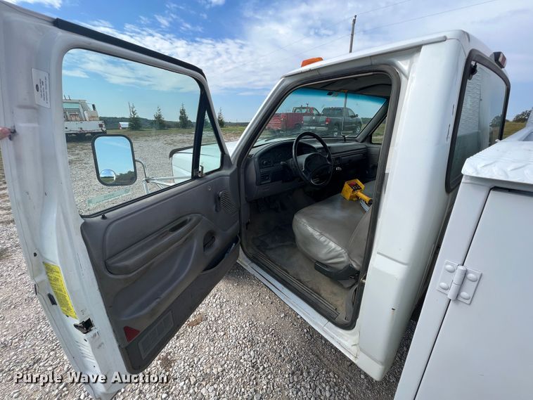 image for item IA9199 1995 Ford F450 Super Duty  utility / service truck