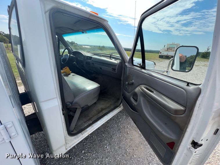 image for item IA9199 1995 Ford F450 Super Duty  utility / service truck