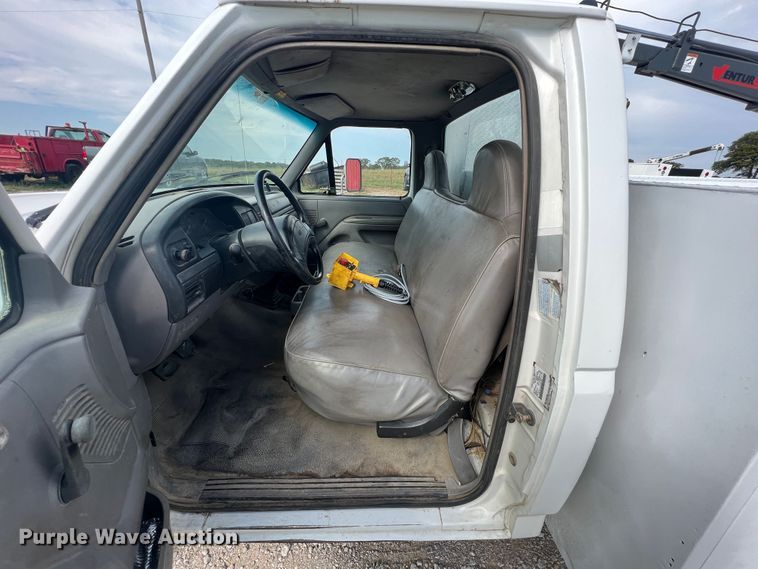 image for item IA9199 1995 Ford F450 Super Duty  utility / service truck