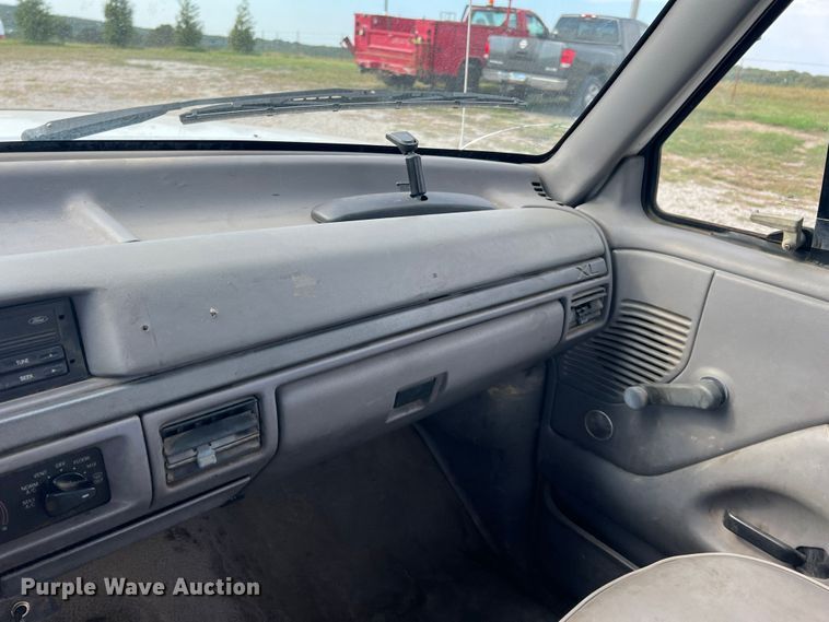 image for item IA9199 1995 Ford F450 Super Duty  utility / service truck