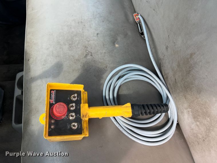 image for item IA9199 1995 Ford F450 Super Duty  utility / service truck