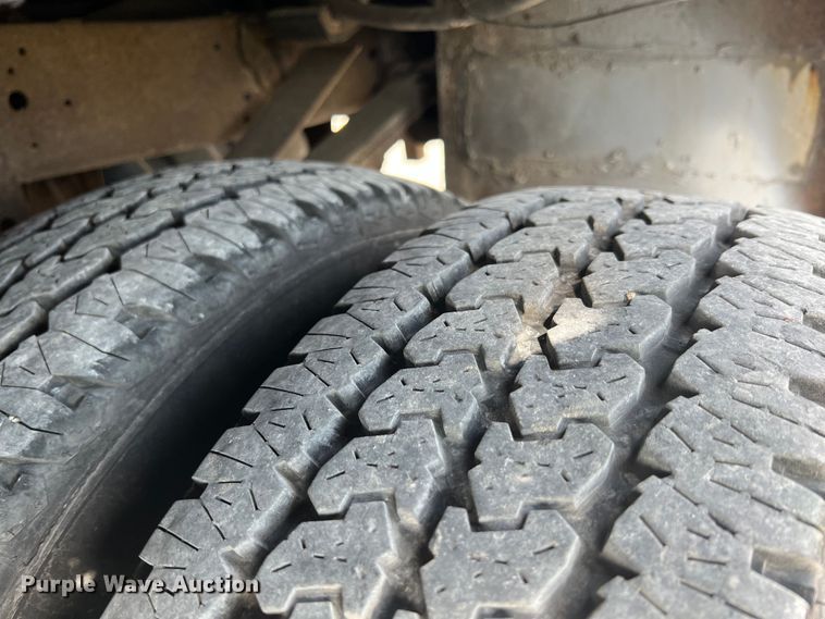 image for item IA9199 1995 Ford F450 Super Duty  utility / service truck