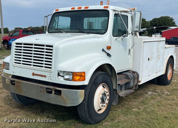 image for item IA9200 1991 International 4900  flatbed truck