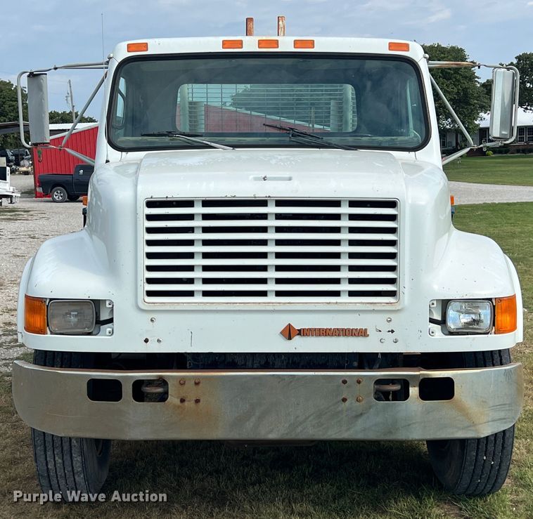 image for item IA9200 1991 International 4900  flatbed truck