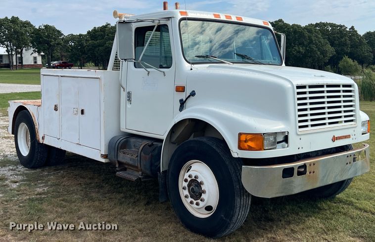 image for item IA9200 1991 International 4900  flatbed truck