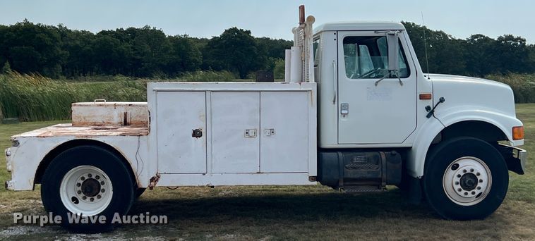 image for item IA9200 1991 International 4900  flatbed truck