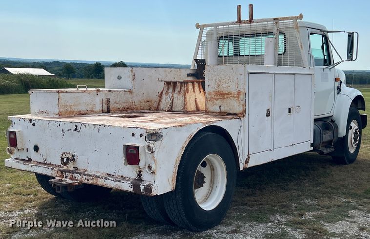 image for item IA9200 1991 International 4900  flatbed truck
