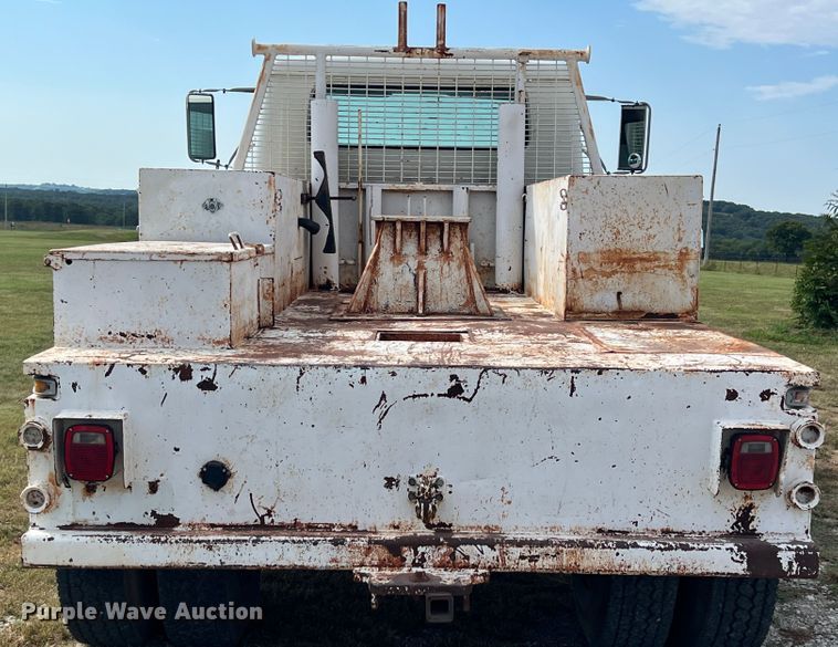 image for item IA9200 1991 International 4900  flatbed truck