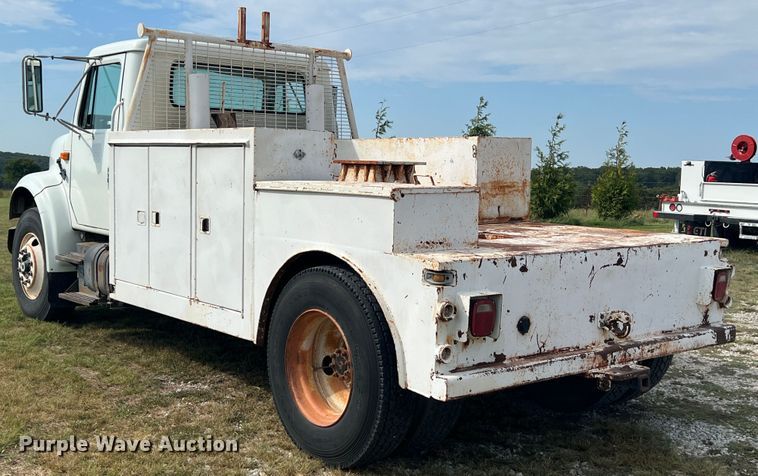 image for item IA9200 1991 International 4900  flatbed truck