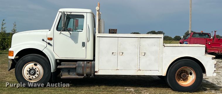 image for item IA9200 1991 International 4900  flatbed truck