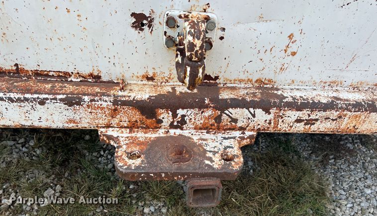 image for item IA9200 1991 International 4900  flatbed truck