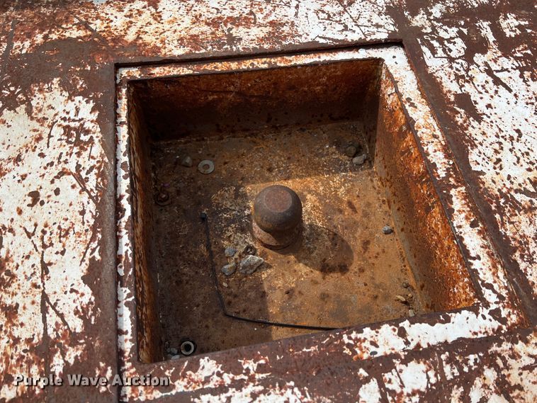 image for item IA9200 1991 International 4900  flatbed truck