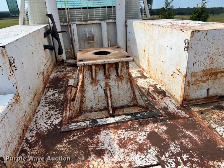 image for item IA9200 1991 International 4900  flatbed truck