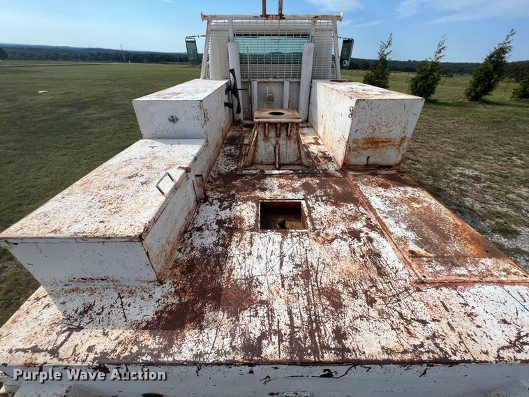 image for item IA9200 1991 International 4900  flatbed truck