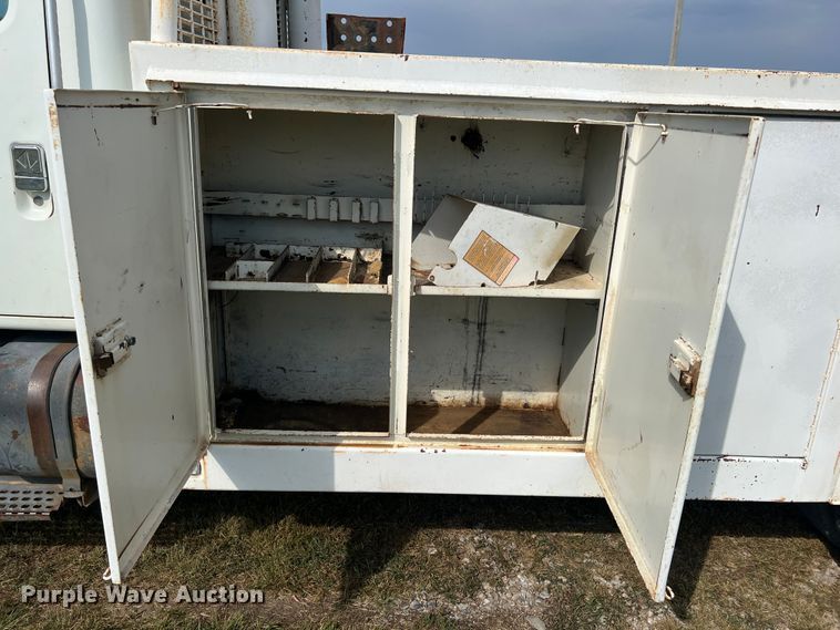 image for item IA9200 1991 International 4900  flatbed truck