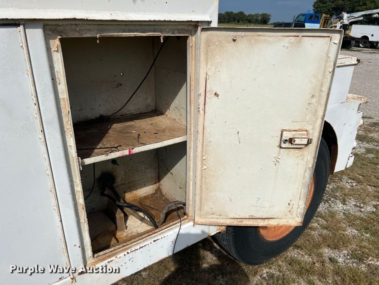 image for item IA9200 1991 International 4900  flatbed truck