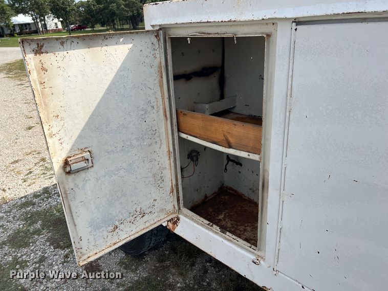 image for item IA9200 1991 International 4900  flatbed truck