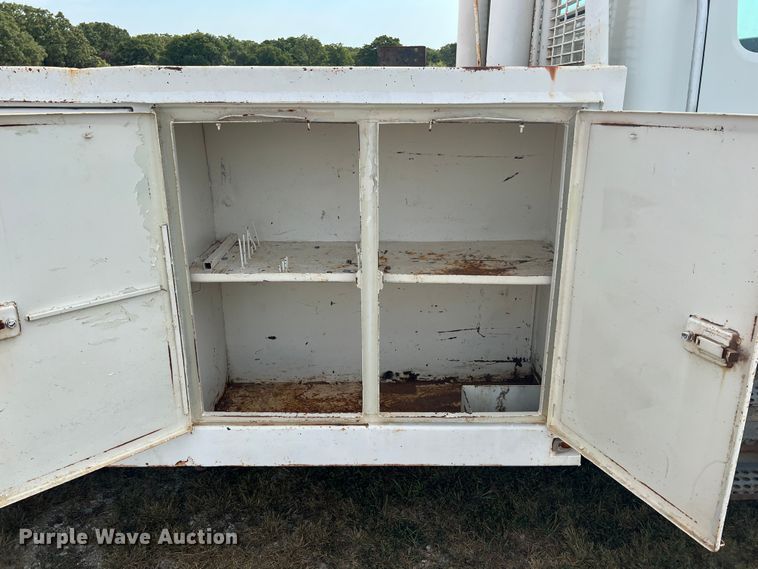 image for item IA9200 1991 International 4900  flatbed truck