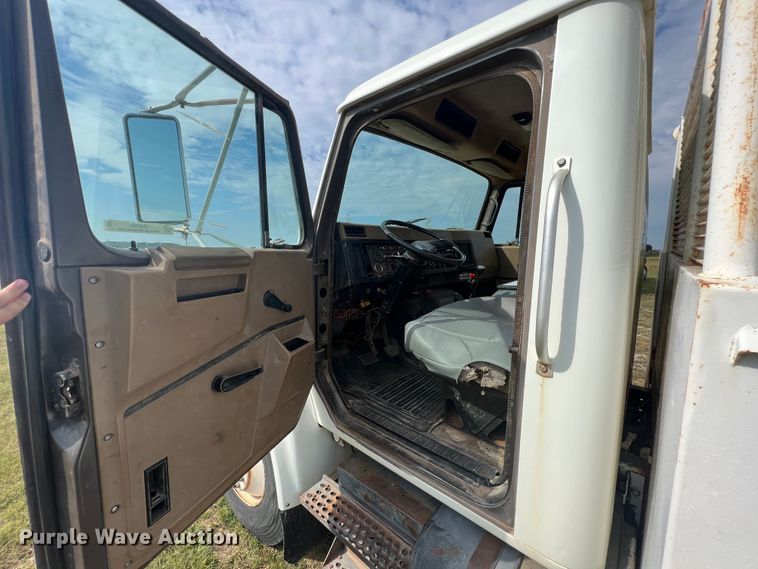 image for item IA9200 1991 International 4900  flatbed truck