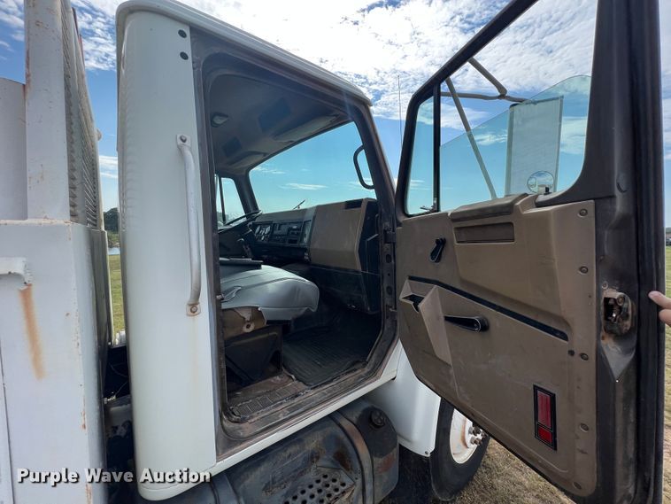 image for item IA9200 1991 International 4900  flatbed truck