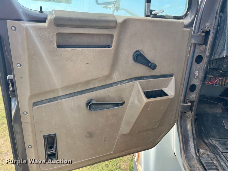 image for item IA9200 1991 International 4900  flatbed truck