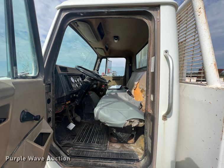 image for item IA9200 1991 International 4900  flatbed truck