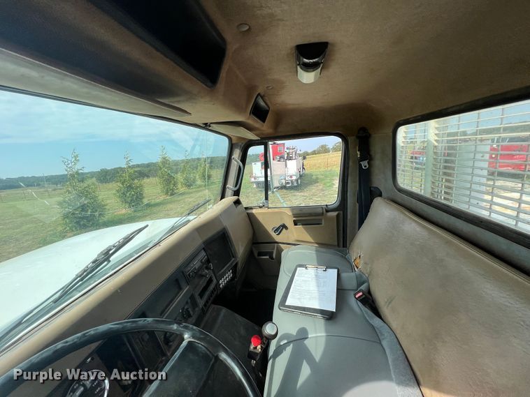 image for item IA9200 1991 International 4900  flatbed truck