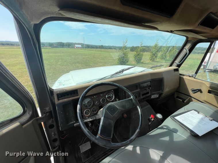 image for item IA9200 1991 International 4900  flatbed truck