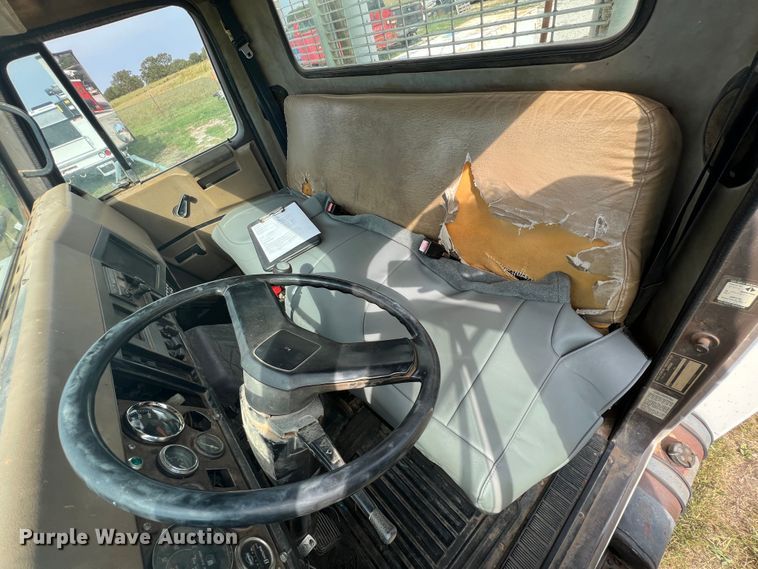 image for item IA9200 1991 International 4900  flatbed truck