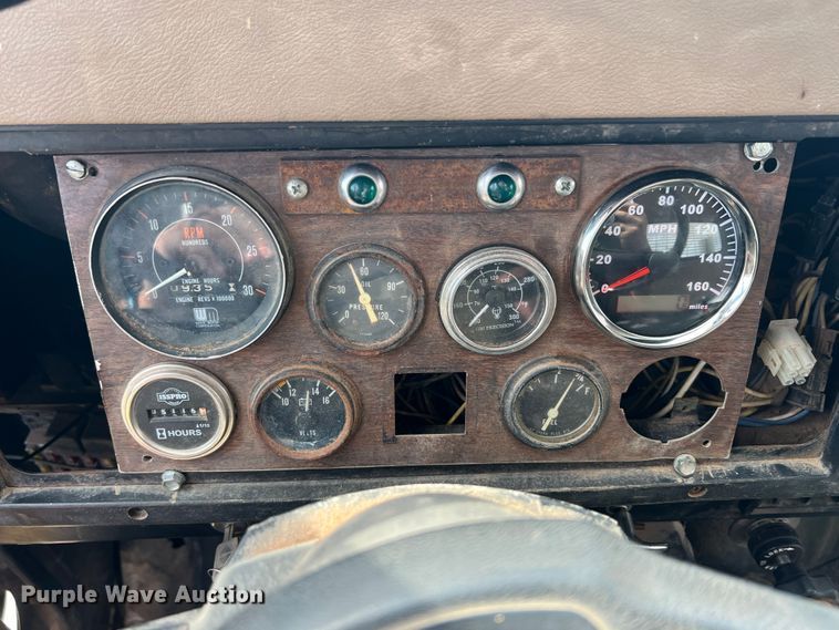 image for item IA9200 1991 International 4900  flatbed truck