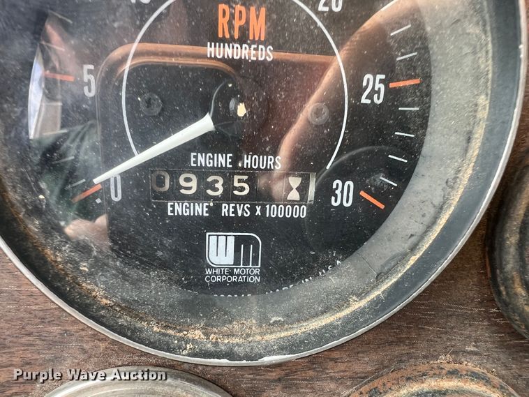 image for item IA9200 1991 International 4900  flatbed truck