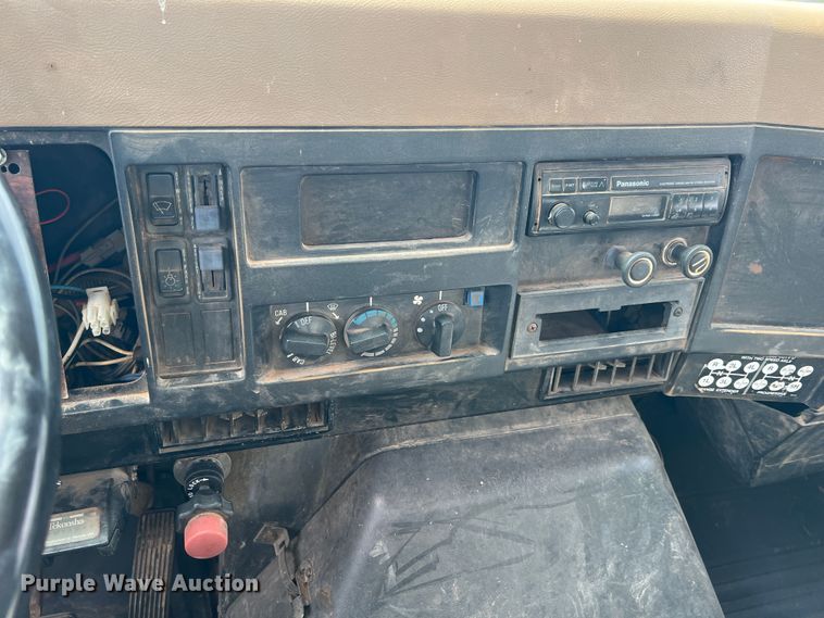 image for item IA9200 1991 International 4900  flatbed truck