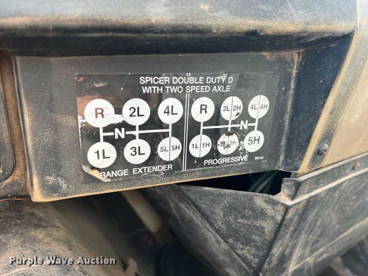 image for item IA9200 1991 International 4900  flatbed truck