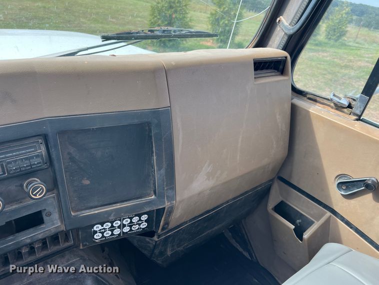 image for item IA9200 1991 International 4900  flatbed truck