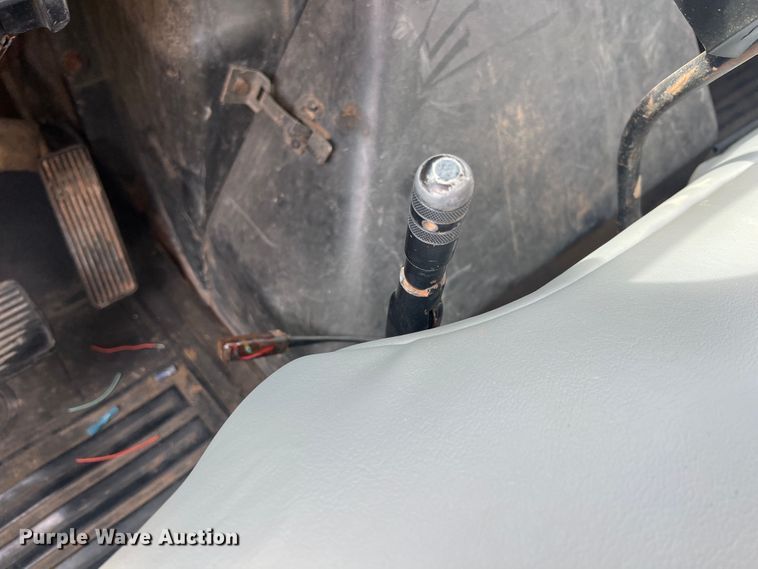 image for item IA9200 1991 International 4900  flatbed truck