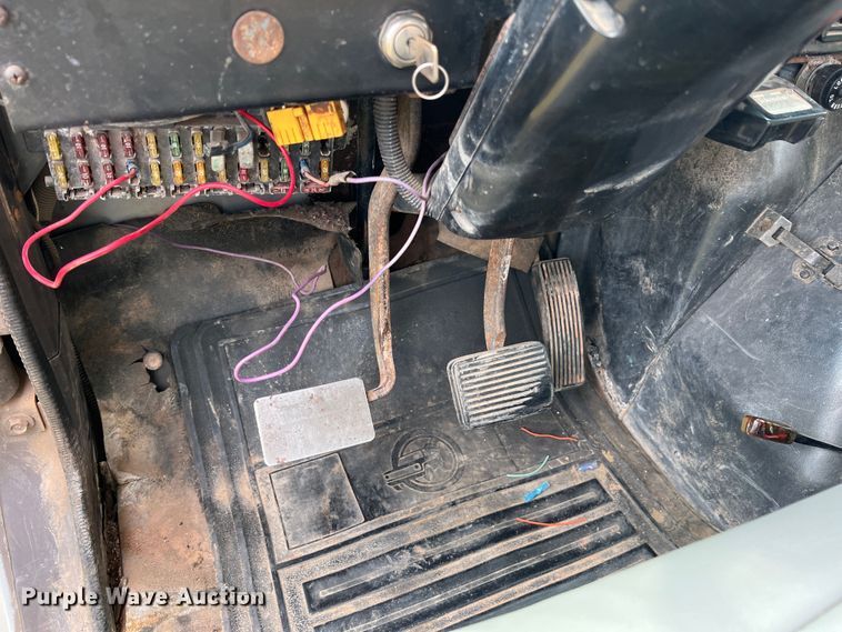 image for item IA9200 1991 International 4900  flatbed truck