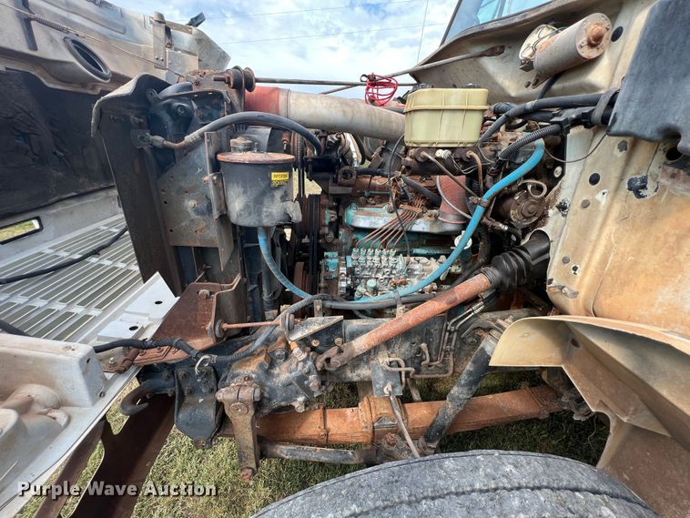 image for item IA9200 1991 International 4900  flatbed truck