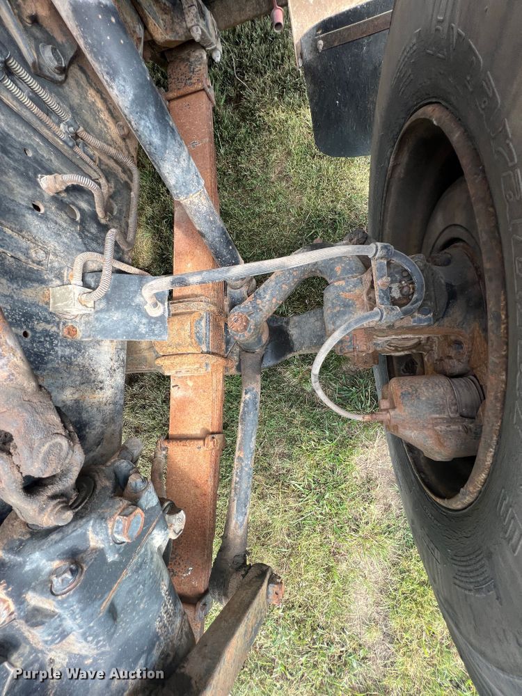 image for item IA9200 1991 International 4900  flatbed truck