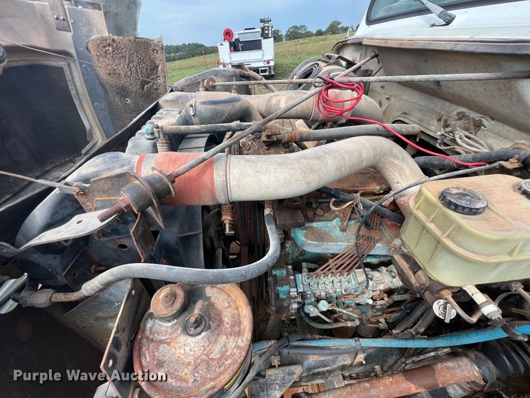 image for item IA9200 1991 International 4900  flatbed truck