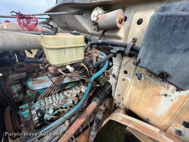 image for item IA9200 1991 International 4900  flatbed truck