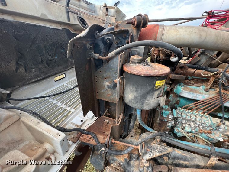 image for item IA9200 1991 International 4900  flatbed truck