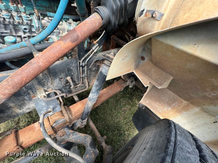 image for item IA9200 1991 International 4900  flatbed truck