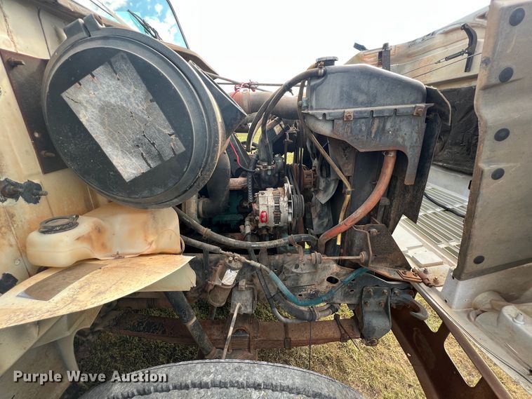 image for item IA9200 1991 International 4900  flatbed truck