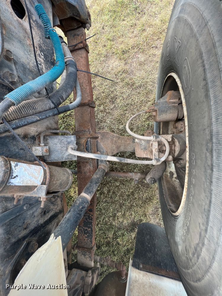 image for item IA9200 1991 International 4900  flatbed truck