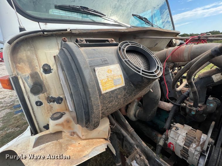 image for item IA9200 1991 International 4900  flatbed truck